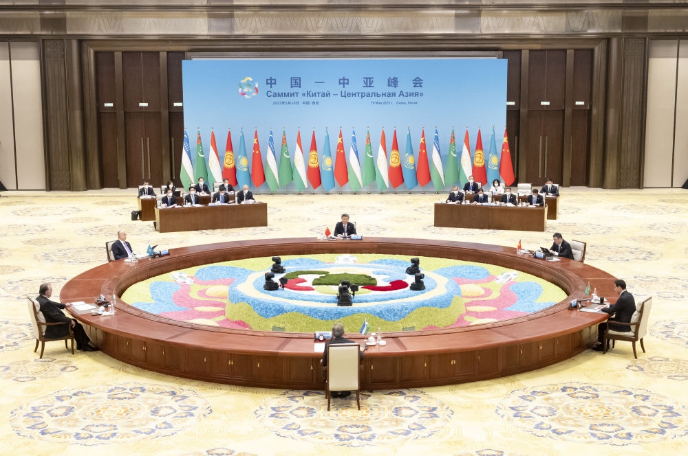 5月19日上午，國家主席習(xí)近平在陜西省西安市主持首屆中國－中亞峰會并發(fā)表題為《攜手建設(shè)守望相助、共同發(fā)展、普遍安全、世代友好的中國－中亞命運(yùn)共同體》的主旨講話。哈薩克斯坦總統(tǒng)托卡耶夫、吉爾吉斯斯坦總統(tǒng)扎帕羅夫、塔吉克斯坦總統(tǒng)拉赫蒙、土庫曼斯坦總統(tǒng)別爾德穆哈梅多夫、烏茲別克斯坦總統(tǒng)米爾濟(jì)約耶夫出席。新華社記者 丁海濤 攝