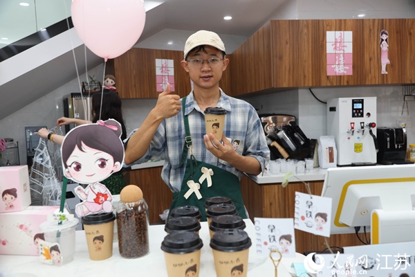 謝雨橋展示制作好的咖啡。人民網(wǎng)記者 馬曉波攝