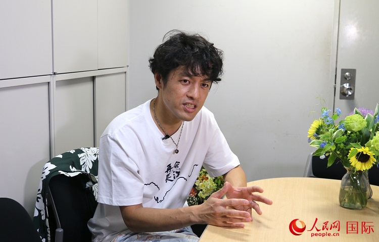 竹內(nèi)亮接受人民網(wǎng)專訪。人民網(wǎng) 許可攝