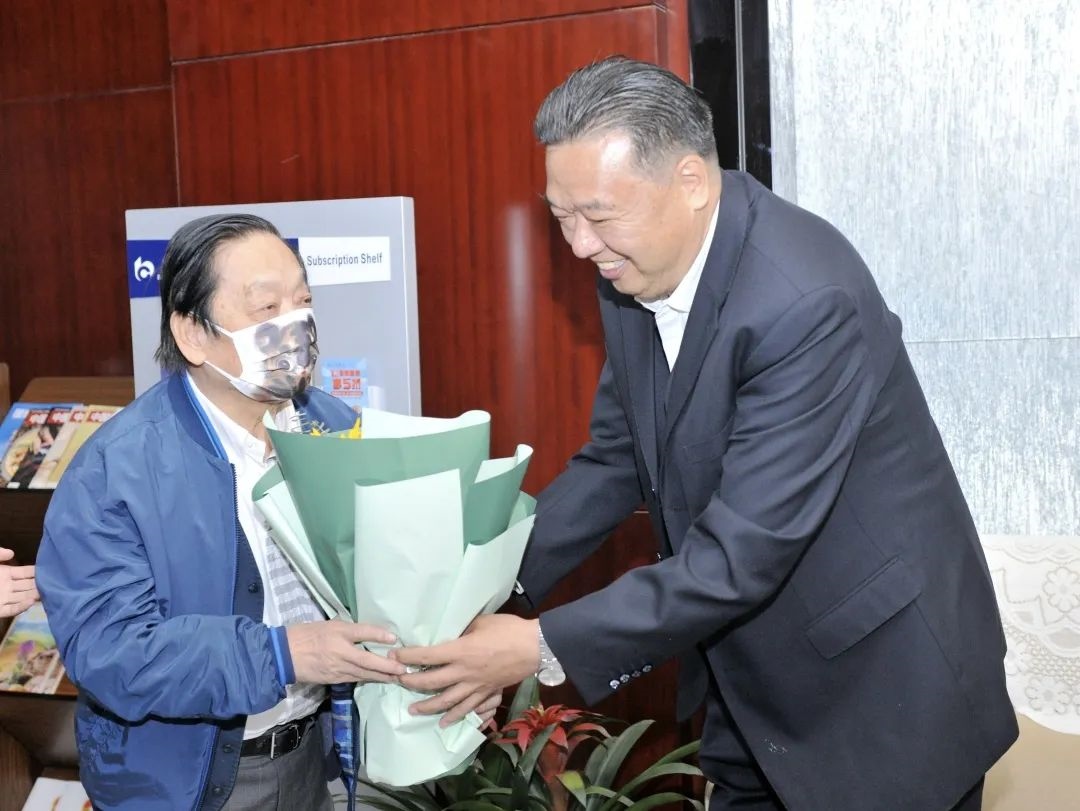 ▲青海省政協(xié)副主席、青海省林草局黨組書記、局長、祁連山國家公園青海省管理局局長李曉南在機場迎接韓美林