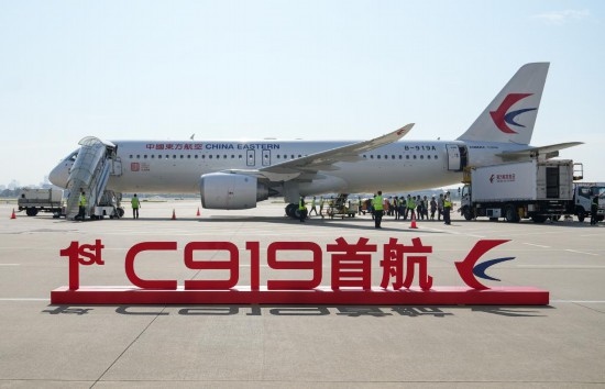 這是在上海虹橋國(guó)際機(jī)場(chǎng)停機(jī)坪拍攝的C919飛機(jī)（5月28日攝）。新華社記者丁汀攝