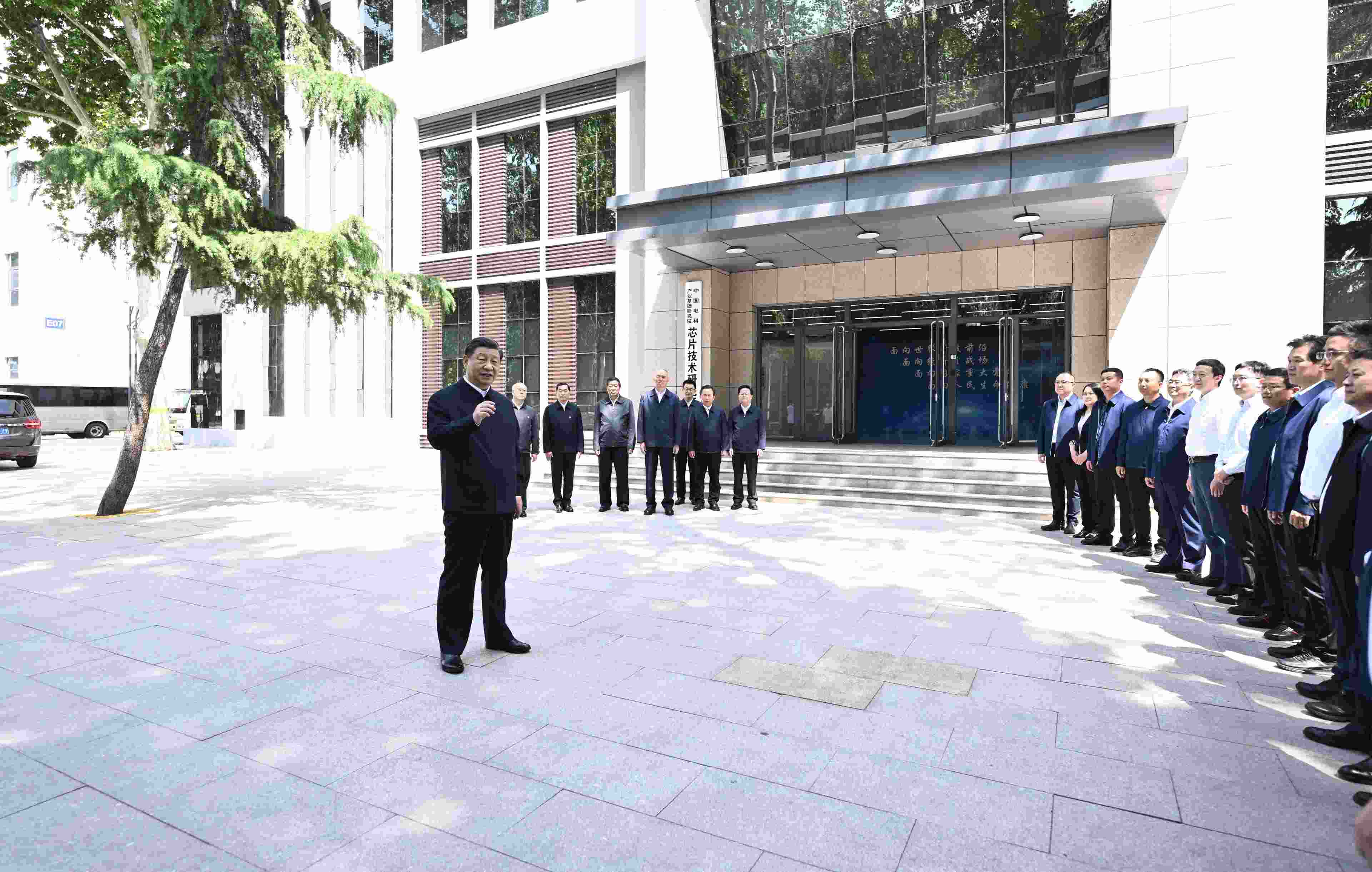 △2023年5月12日，習(xí)近平總書記在中國電科產(chǎn)業(yè)基礎(chǔ)研究院同科技工作者交流。