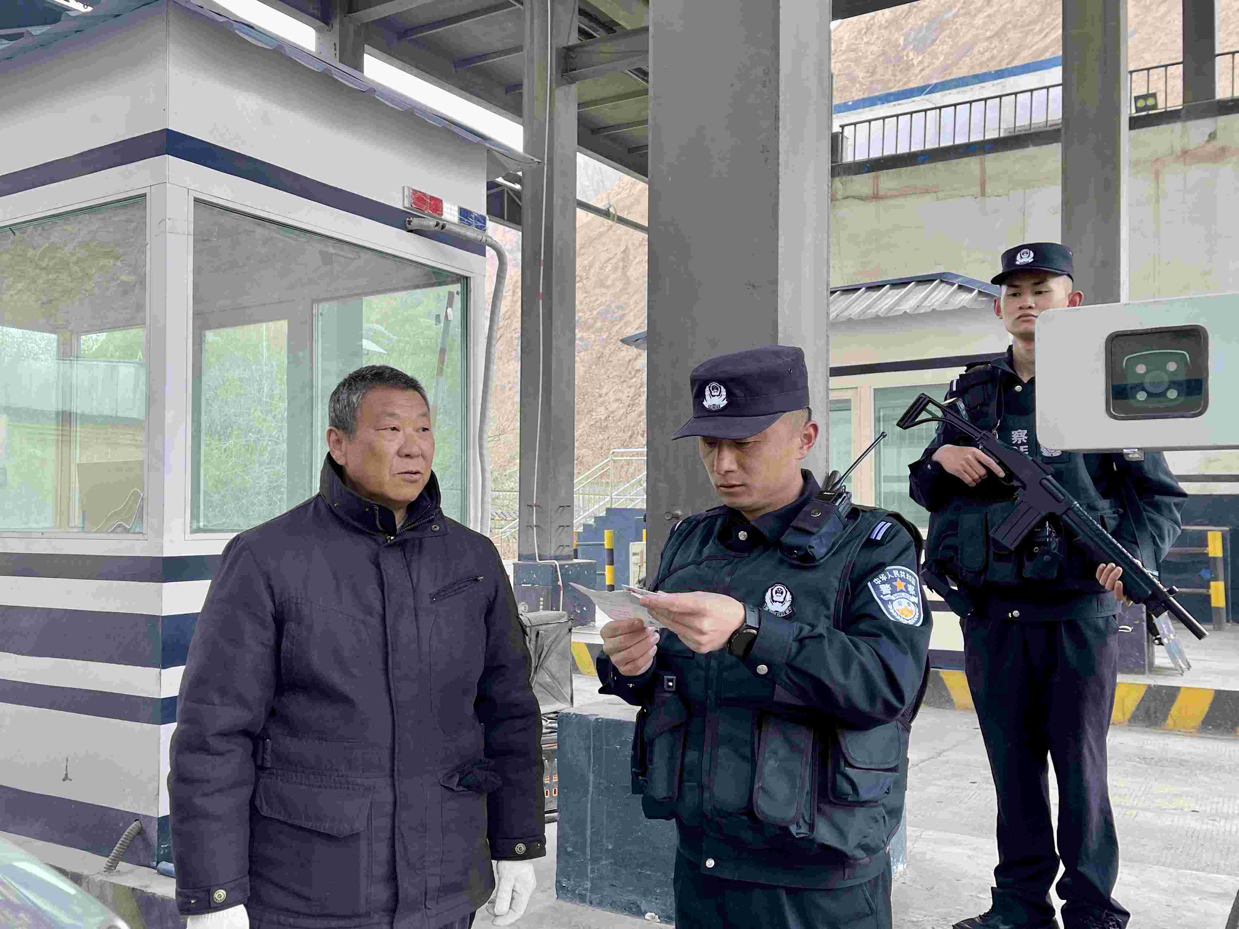在庫地邊境檢查站，陳暢核對進(jìn)出邊境管理區(qū)人員信息。人民網(wǎng) 周靜圓攝