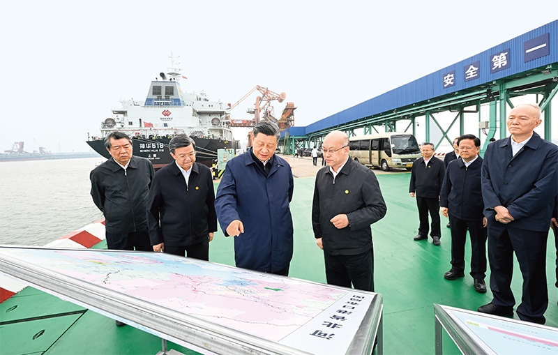 2023年5月11日至12日，中共中央總書記、國家主席、中央軍委主席習近平在河北考察，并主持召開深入推進京津冀協(xié)同發(fā)展座談會。這是11日下午，習近平在滄州市黃驊港煤炭港區(qū)碼頭考察。 新華社記者 李學仁/攝