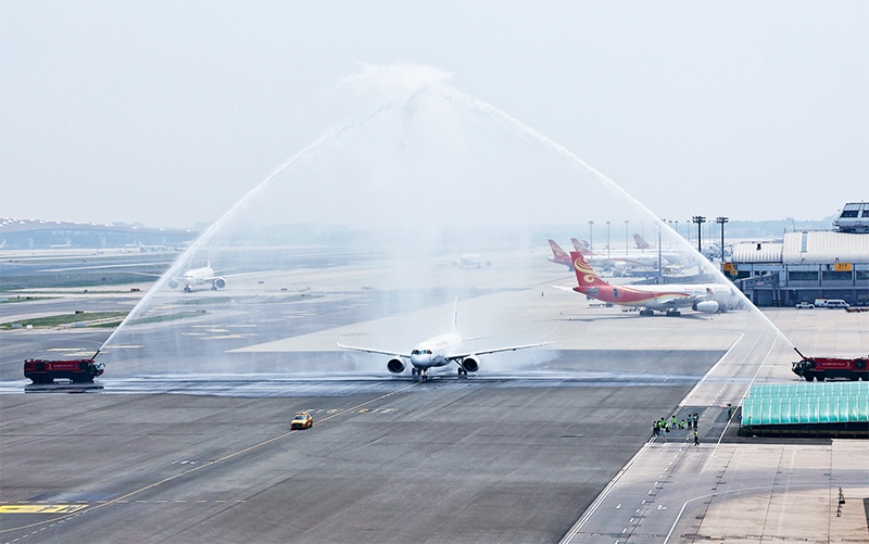 2023年5月28日，國產(chǎn)大型客機(jī)C919圓滿完成首次商業(yè)飛行，開啟市場化運營、產(chǎn)業(yè)化發(fā)展新征程。圖為北京首都國際機(jī)場以水門禮迎接C919首個商業(yè)航班東航MU9191。 新華社發(fā) 魏萌/攝