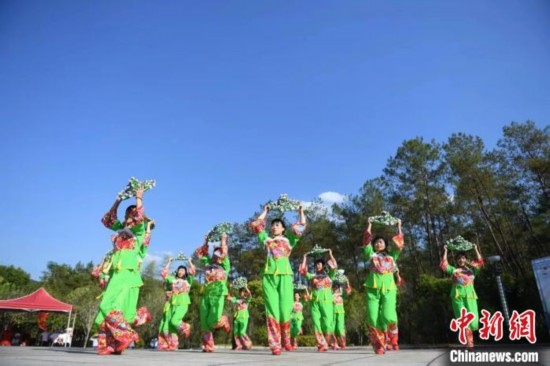 市民在跳廣場舞。 唐小晴 攝