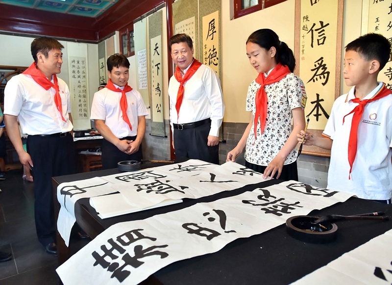 2014年5月30日，習(xí)近平總書記來到北京市海淀區(qū)民族小學(xué)，參加慶?！傲弧眹H兒童節(jié)活動(dòng)。