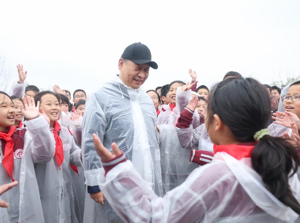 2023年4月4日，黨和國家領(lǐng)導(dǎo)人參加首都義務(wù)植樹活動。這是植樹后，習(xí)近平總書記同在場的中小學(xué)生親切交談。新華社記者 鞠鵬 攝
