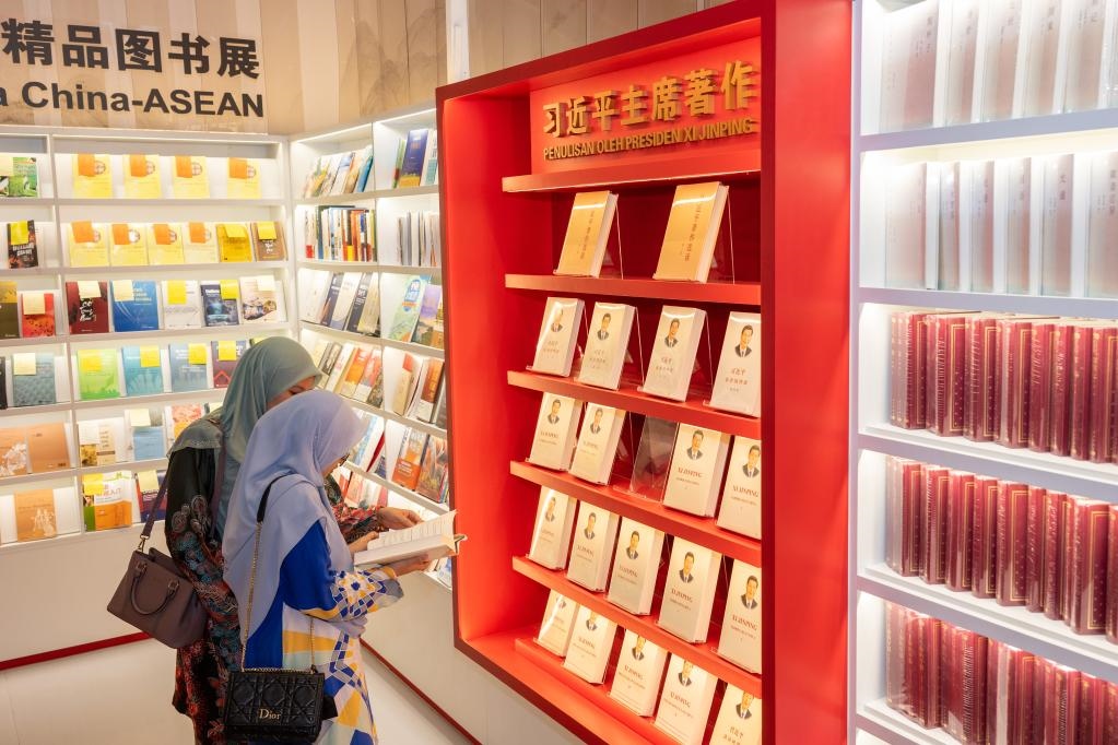 5月30日，兩名讀者在馬來西亞吉隆坡國際書展中國主賓國活動現(xiàn)場閱讀習(xí)近平主席著作。新華社記者朱煒攝