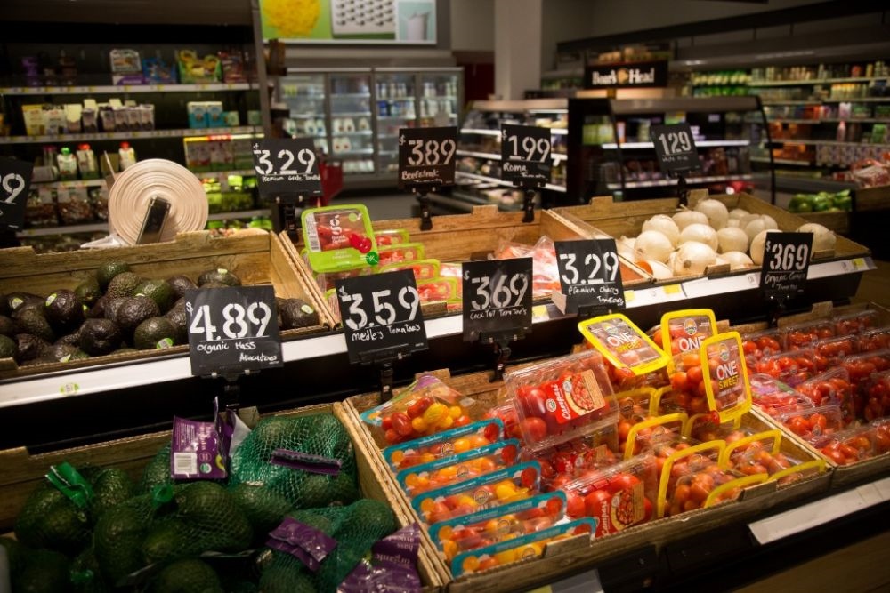 這是2月14日在美國(guó)紐約市布魯克林一家食品雜貨店拍攝的商品價(jià)簽。新華社發(fā)（郭克攝）