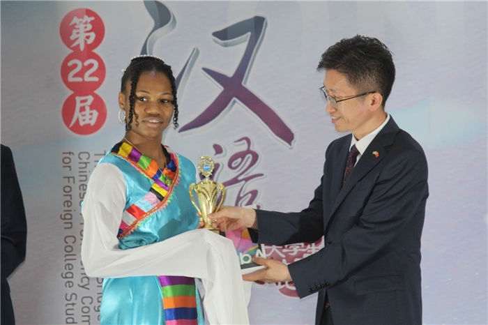 黃瑞參贊為獲獎選手頒發(fā)二等獎。圭亞那大學(xué)孔子學(xué)院供圖