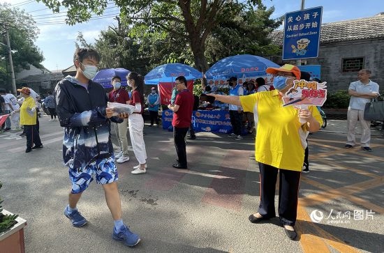 6月7日早8點(diǎn)，北京市第五中學(xué)門口考生正在按規(guī)定進(jìn)入考場(chǎng)。人民網(wǎng)記者 池夢(mèng)蕊攝