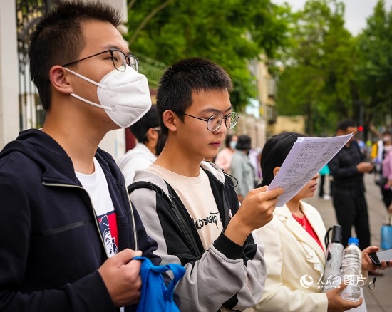 6月7日，在昆明市第五中學(xué)考場(chǎng)外，考生正利用最后時(shí)間復(fù)習(xí)備考。人民網(wǎng) 曾智慧攝