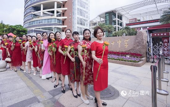 6月7日一早，廈門雙十中學(xué)考生家長(zhǎng)們身穿旗袍，手拿向日葵在考場(chǎng)外為孩子加油打氣，寓意“旗開得勝，一舉奪魁”。人民網(wǎng)記者 陳博攝