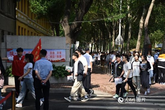 6月7日，在黑龍江省哈爾濱市第三中學(xué)高考考點(diǎn)，考生們有序進(jìn)入考場(chǎng)。人民網(wǎng)記者 蘇靖剛攝