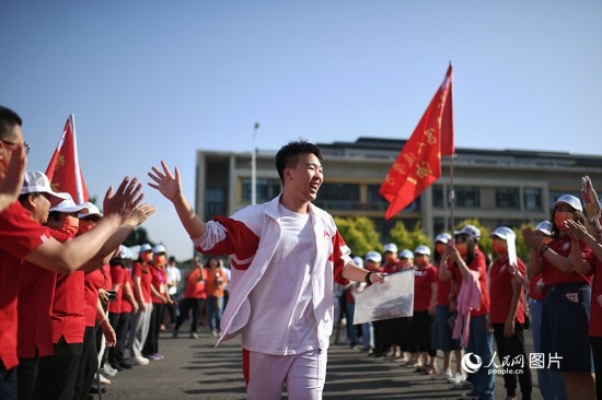 6月7日，在北京市人大附中通州校區(qū)考點(diǎn)，考生與送考老師擊掌加油。人民網(wǎng)記者 翁奇羽攝