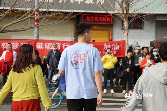 6月7日早8點(diǎn)，甘肅省蘭州市外國(guó)語(yǔ)高級(jí)中學(xué)考點(diǎn)，考生按規(guī)定進(jìn)入考場(chǎng)。人民網(wǎng)記者 黃帆攝
