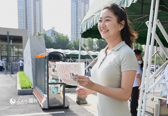 6月7日高考第一天，早上8點(diǎn)，一名考生充滿自信地步入鄭州市十一中考點(diǎn)。人民網(wǎng)記者 王玉興攝