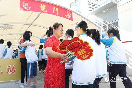 6月7日一早，雄安新區(qū)安新中學(xué)老師在給同學(xué)們加油鼓勁兒。人民網(wǎng) 李兆民攝