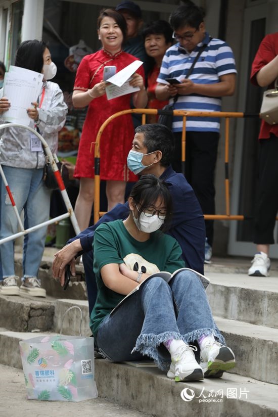6月7日，沈陽(yáng)市第一中學(xué)，學(xué)子靠在父親身邊做最后的沖刺。人民網(wǎng) 周頌雪攝