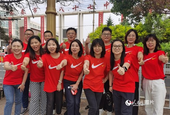 6月7日一早，陽(yáng)光明媚，天氣涼爽，在長(zhǎng)春市第八十七中學(xué)，考生們正陸續(xù)進(jìn)入考場(chǎng)。親友團(tuán)為參加高考的學(xué)子們加油鼓勁。人民網(wǎng)記者 王帝元攝