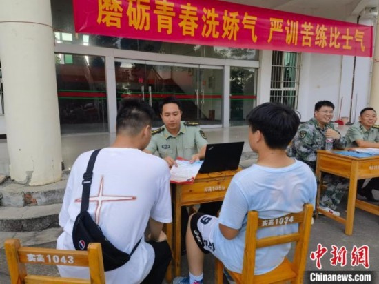 專武干部在講解相關(guān)政策。韋碩 攝