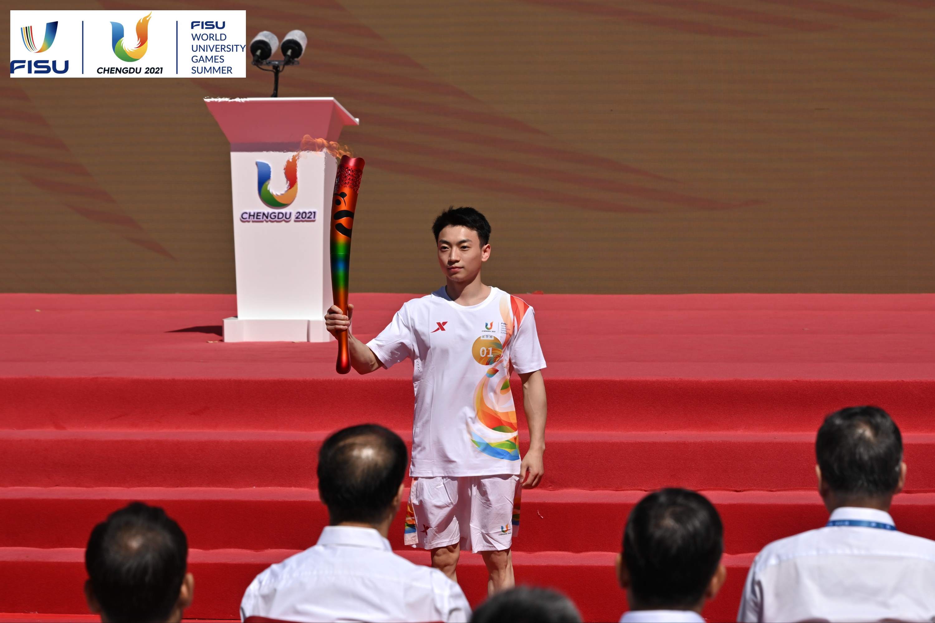 成都大運(yùn)會(huì)火炬手、奧運(yùn)冠軍鄒敬園高舉火炬。 圖片來源：成都大運(yùn)會(huì)執(zhí)委會(huì)供圖