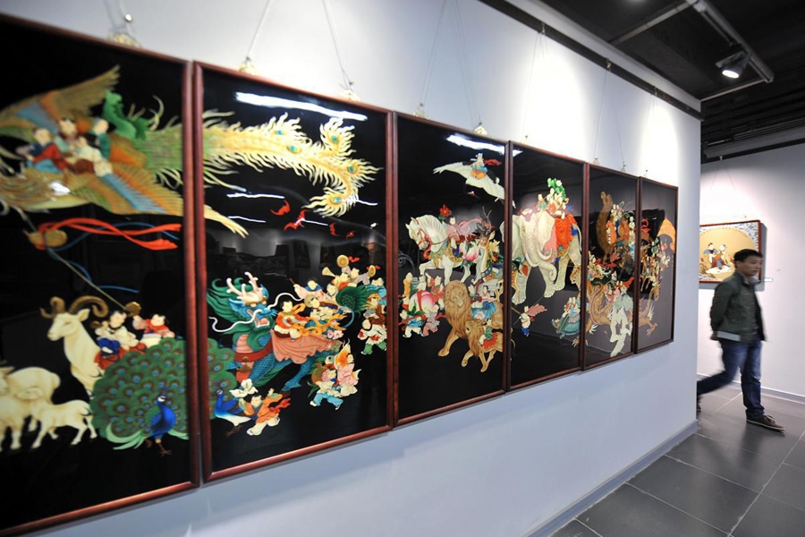 參觀者在唐都漆藝博物館參觀展出的漆器。新華社記者 詹彥 攝