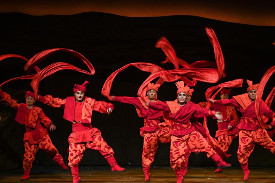 在首屆中國非物質(zhì)文化遺產(chǎn)保護(hù)年會展演活動上拍攝的陜北秧歌劇《米脂婆姨綏德漢》演出現(xiàn)場。新華社記者 鄒競一 攝