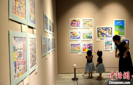 圖為家長帶著孩子參觀展覽。呂明 攝