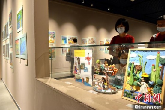 圖為家長帶著孩子參觀展覽。呂明 攝