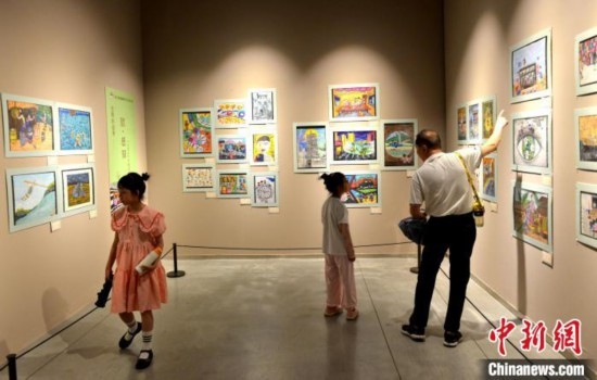 圖為家長帶著孩子參觀展覽。呂明 攝
