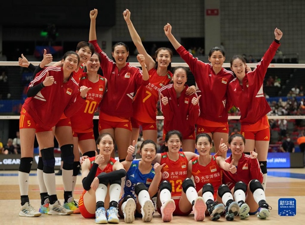 6月3日，中國隊球員在比賽后慶祝勝利。當(dāng)日，在日本名古屋舉行的2023世界女排聯(lián)賽分站賽中，中國隊以3比1戰(zhàn)勝荷蘭隊。新華社記者 張笑宇 攝