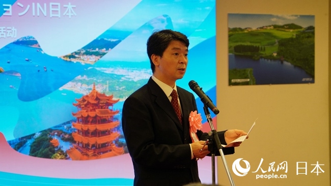 （圖片說明：中國(guó)駐東京旅游辦事處主任歐陽安致辭。人民網(wǎng)滕雪 攝）