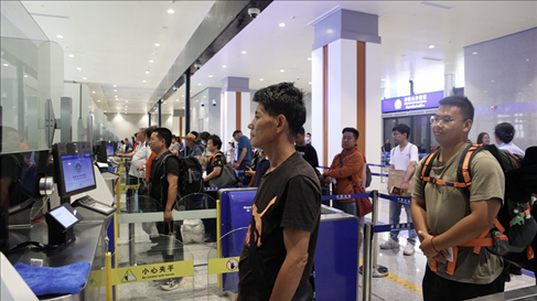 6月13日，乘坐中老鐵路國際旅客列車的旅客在磨憨邊檢大廳排隊候檢。李揚 攝