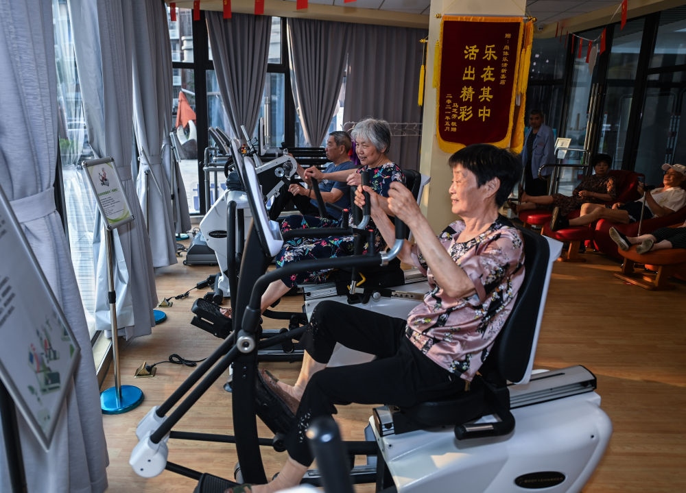 在浙江嘉興市南湖區(qū)新嘉街道電子社區(qū)鄰里中心的長(zhǎng)者運(yùn)動(dòng)健康之家內(nèi)，老人們?cè)谶M(jìn)行器械鍛煉（2023年6月14日攝）。新華社記者 徐昱 攝