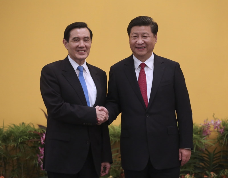 2015年11月7日，兩岸領(lǐng)導(dǎo)人會(huì)面在新加坡香格里拉大酒店舉行。這是習(xí)近平主席與時(shí)任臺(tái)灣地區(qū)領(lǐng)導(dǎo)人馬英九握手。