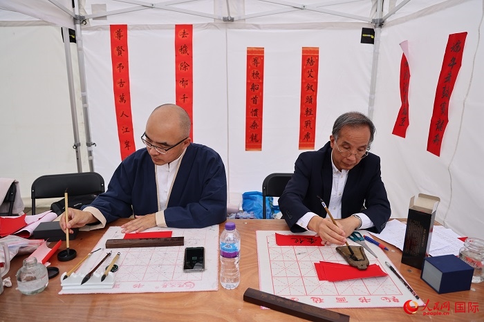 活動(dòng)現(xiàn)場(chǎng)的中國(guó)書法展示。人民網(wǎng)記者 邢雪攝