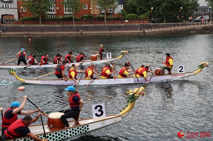 2023全英中華端午龍舟會(huì)比賽現(xiàn)場(chǎng)，幾支隊(duì)伍你追我趕。人民網(wǎng)記者 邢雪攝