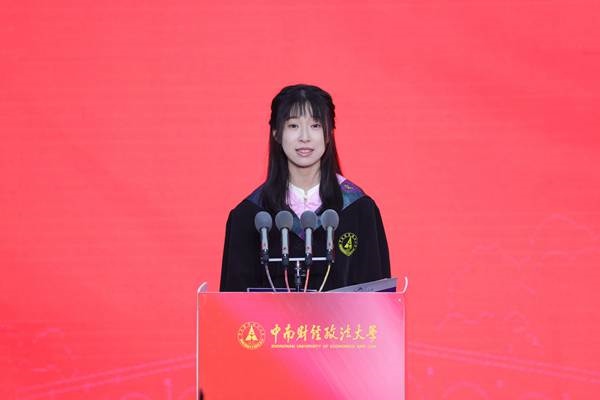 王若研在畢業(yè)典禮上發(fā)言。崔楨楨 攝