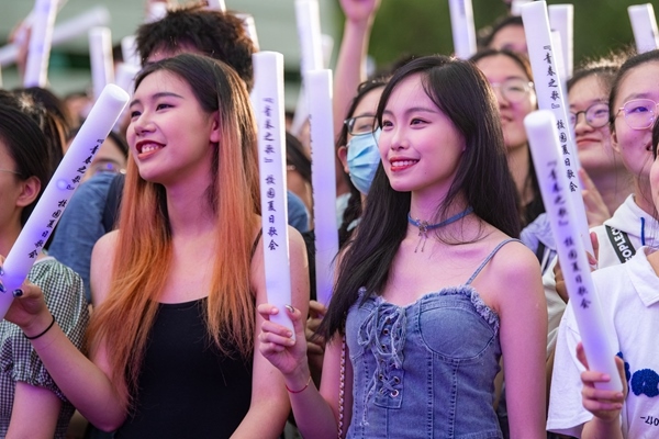 場(chǎng)下觀眾十分熱情。人民網(wǎng)記者 翁奇羽攝