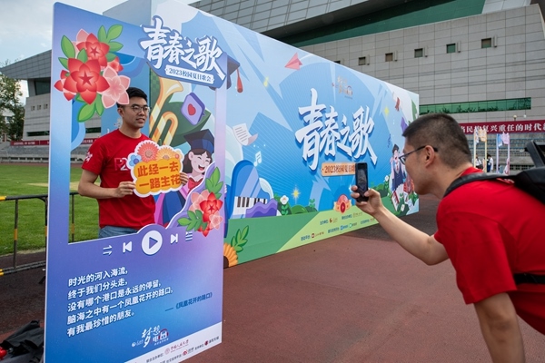 學(xué)生在市集打卡拍照。人民網(wǎng)記者 翁奇羽攝