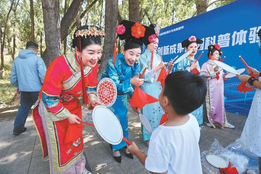 昨天上午，“奮進(jìn)新征程 建功新時(shí)代”2023年懷柔區(qū)第十八屆京韻滿鄉(xiāng)文化旅游節(jié)正式開幕，豐富多彩的文化演出吸引大批游客來此體驗(yàn)別具特色的滿族文化。本報(bào)記者 甘南攝