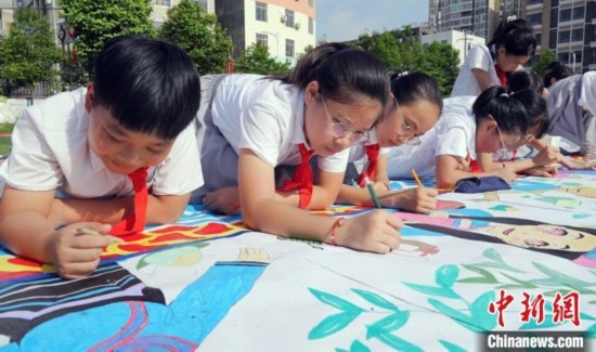 圖為學(xué)生們用手中畫筆在進(jìn)行創(chuàng)作。 興業(yè)縣融媒體中心供圖