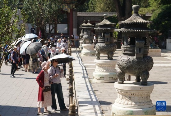 6月22日，游人在北京頤和園參觀游覽。新華社記者 任超 攝