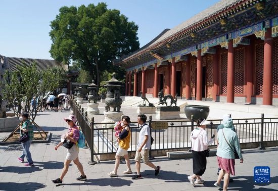6月22日，游人在北京頤和園參觀游覽。新華社記者 任超 攝