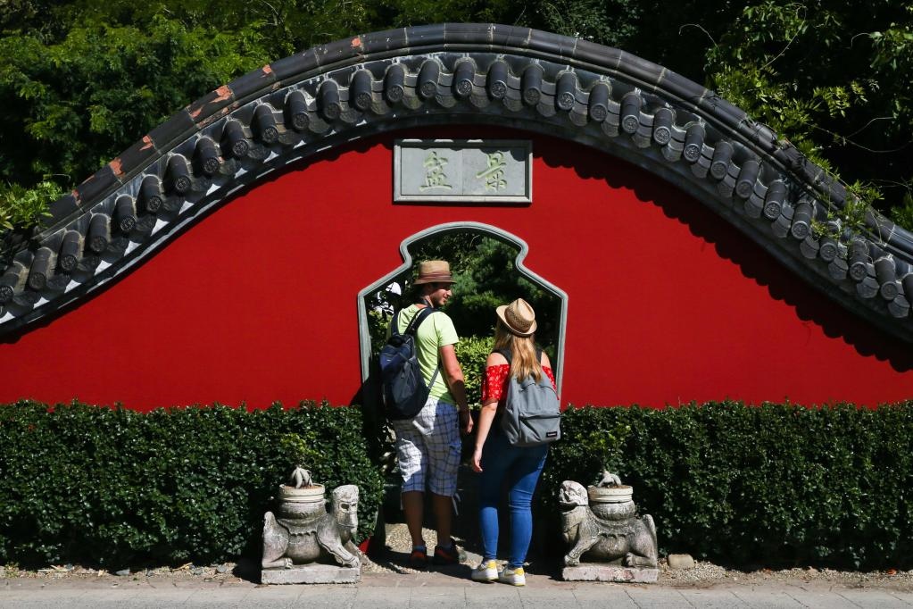 在比利時布呂熱萊特市，游客參觀天堂動物園的中國園。