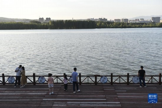 6月23日，游人在三門峽市黃河公園內(nèi)休閑。