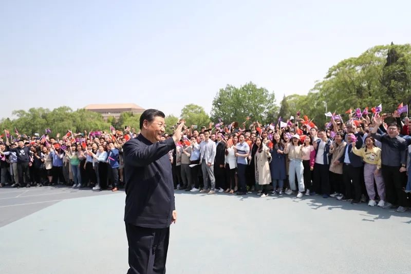 2021年4月19日，在清華大學建校110周年校慶日即將來臨之際，習近平來到清華大學考察。圖為習近平離開學校時，同師生們揮手致意。新華社記者 鞠鵬 攝