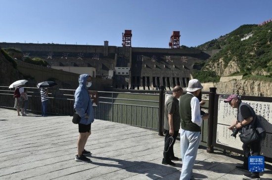 6月23日，游人在黃河三門峽大壩風(fēng)景區(qū)內(nèi)游覽。
